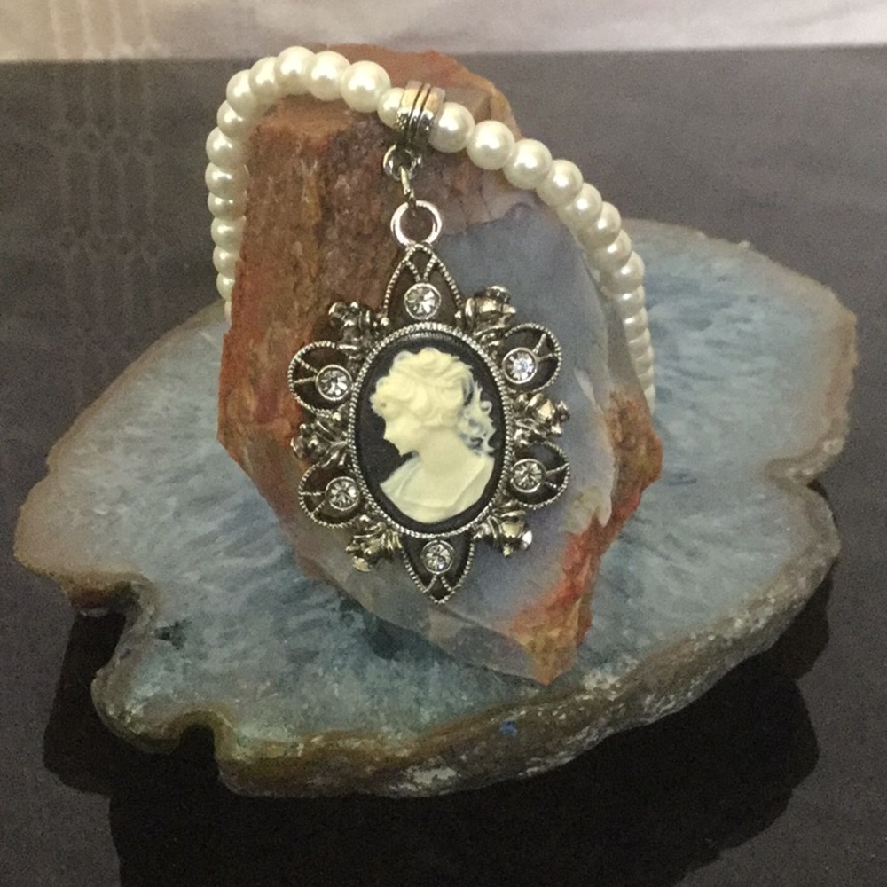 Vtg.15”W/3”FreshwaterCultured White Pearl&CameoPdt
